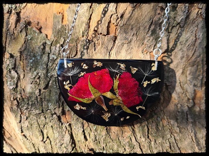 Wisior z pąkami róży